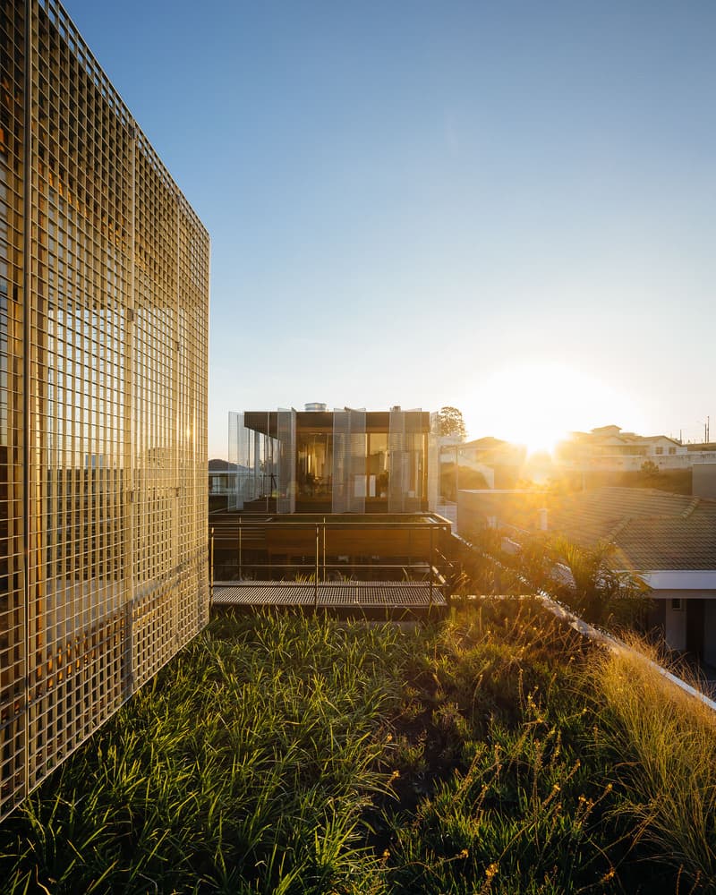 Fachada em tela metálica ao pôr do sol
