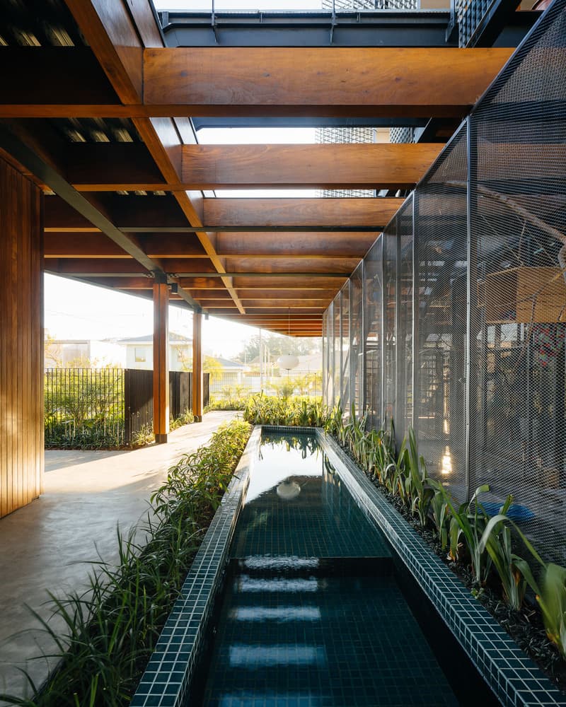 Espelho d’água sob a pérgola de madeira