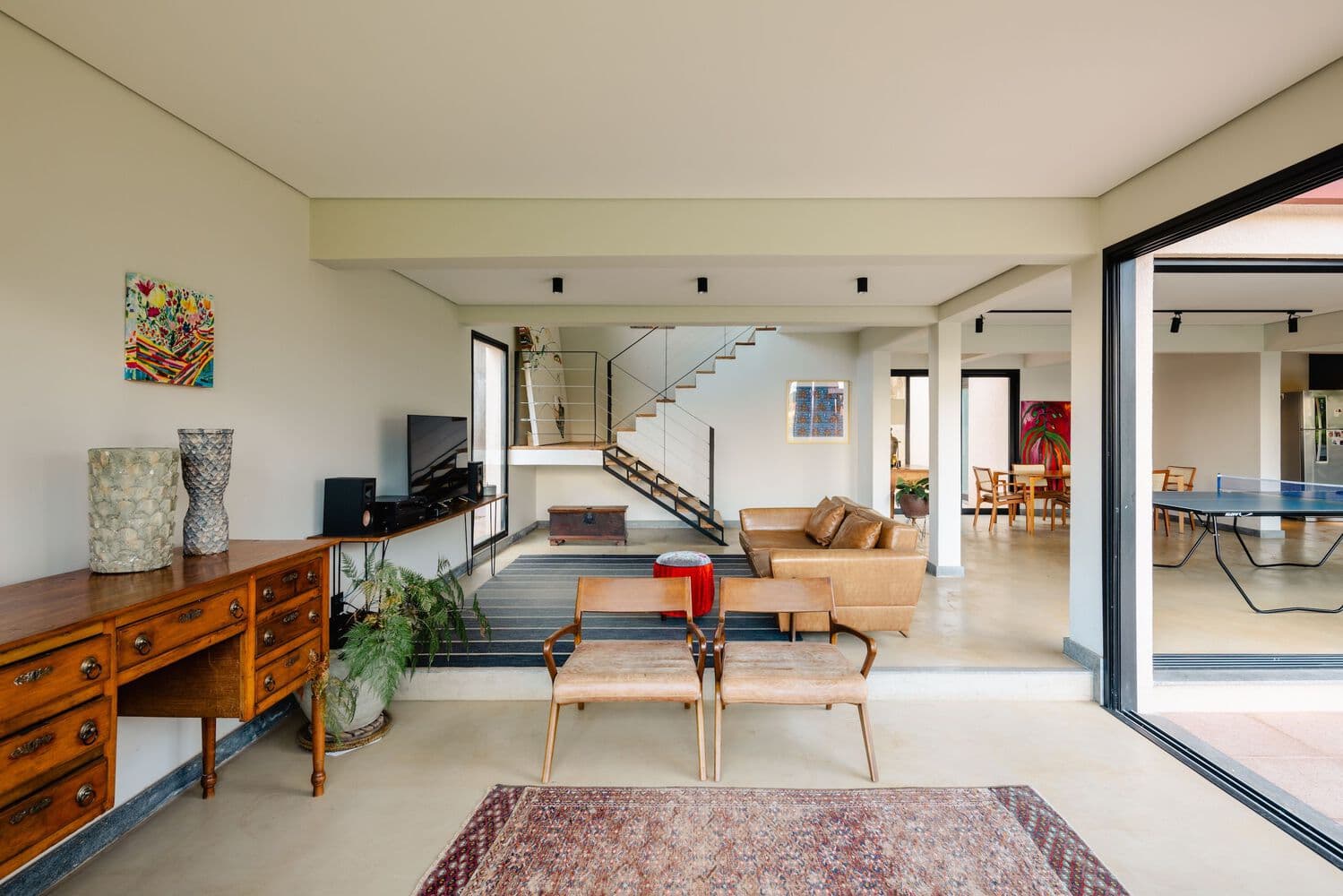 Estar com escada e integração ao exterior
