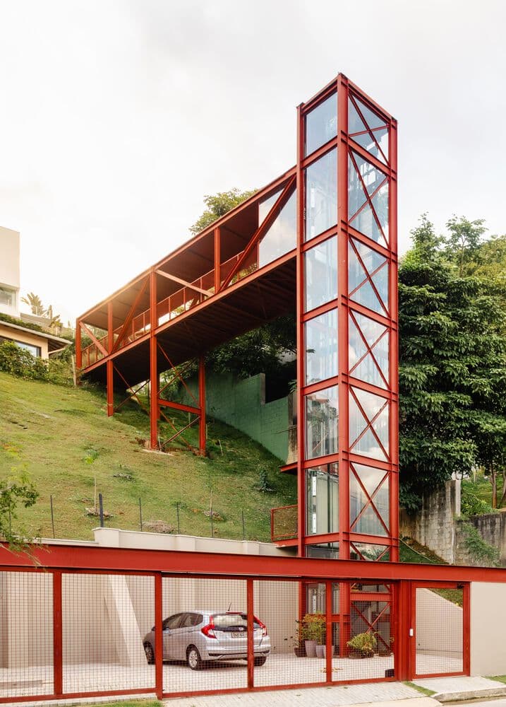 Torre de elevador em aço vermelho na encosta
