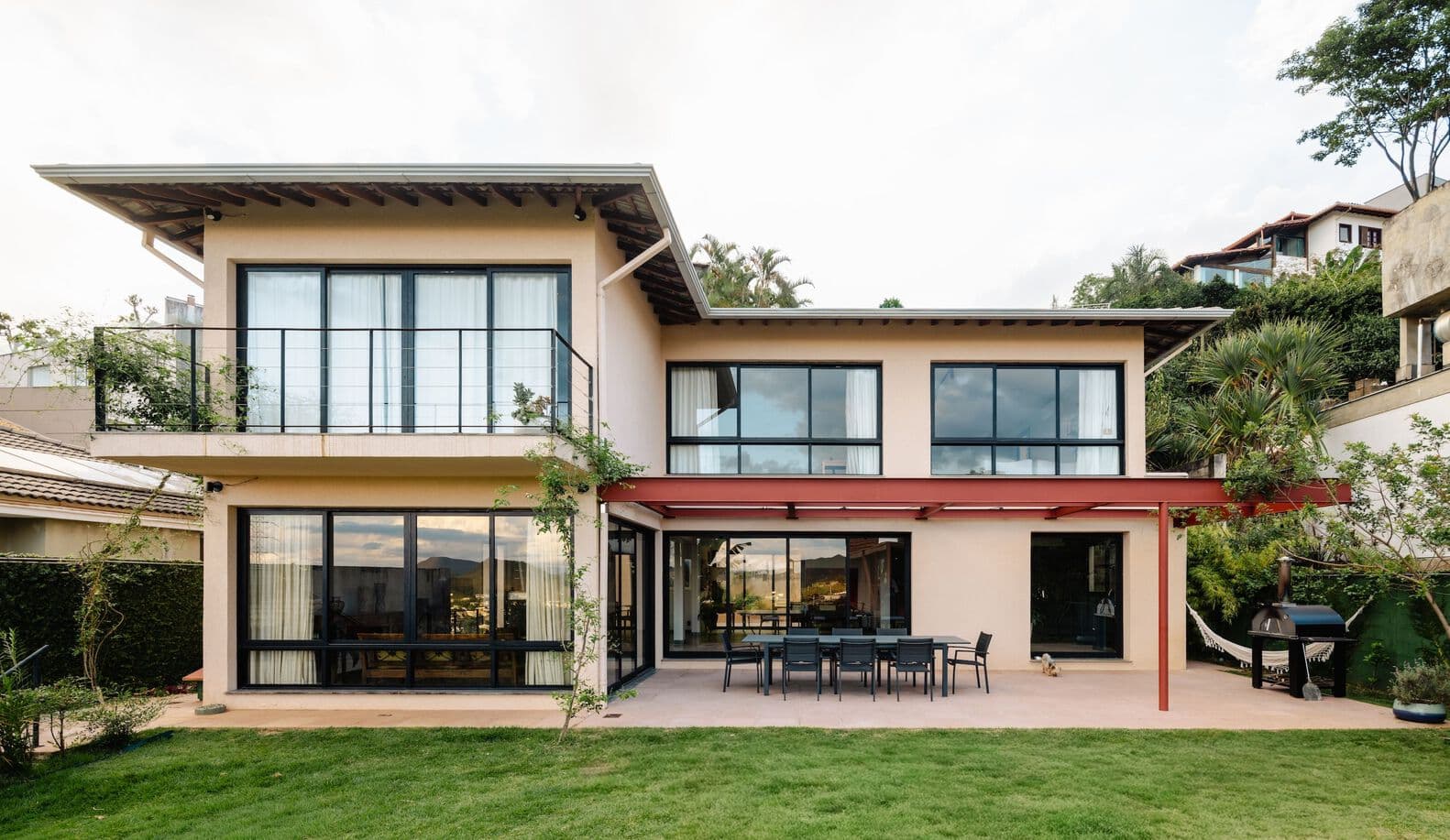 Casa Mirante em encosta, com terraço voltado para o vale
