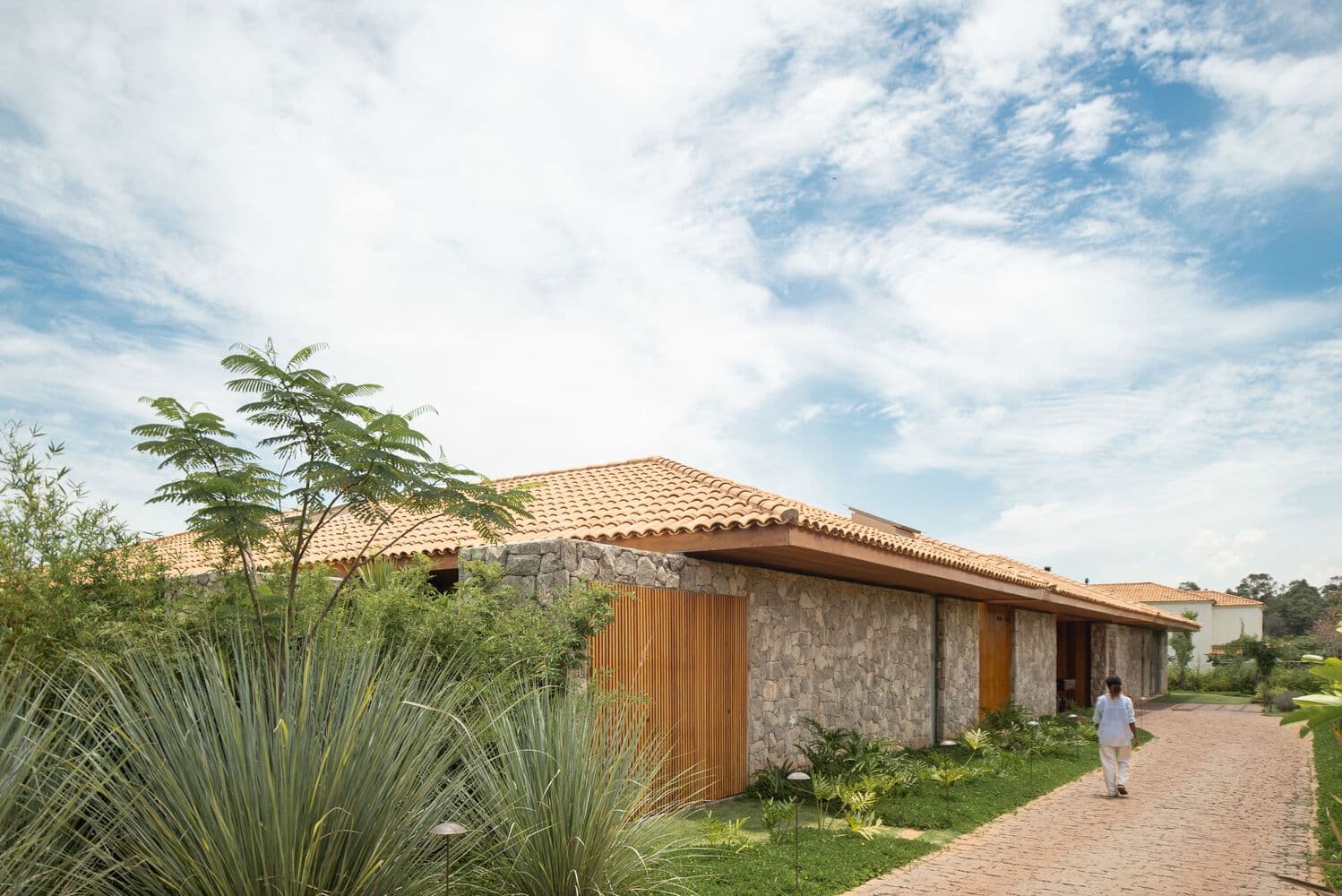 Fachada em pedra natural com telha cerâmica