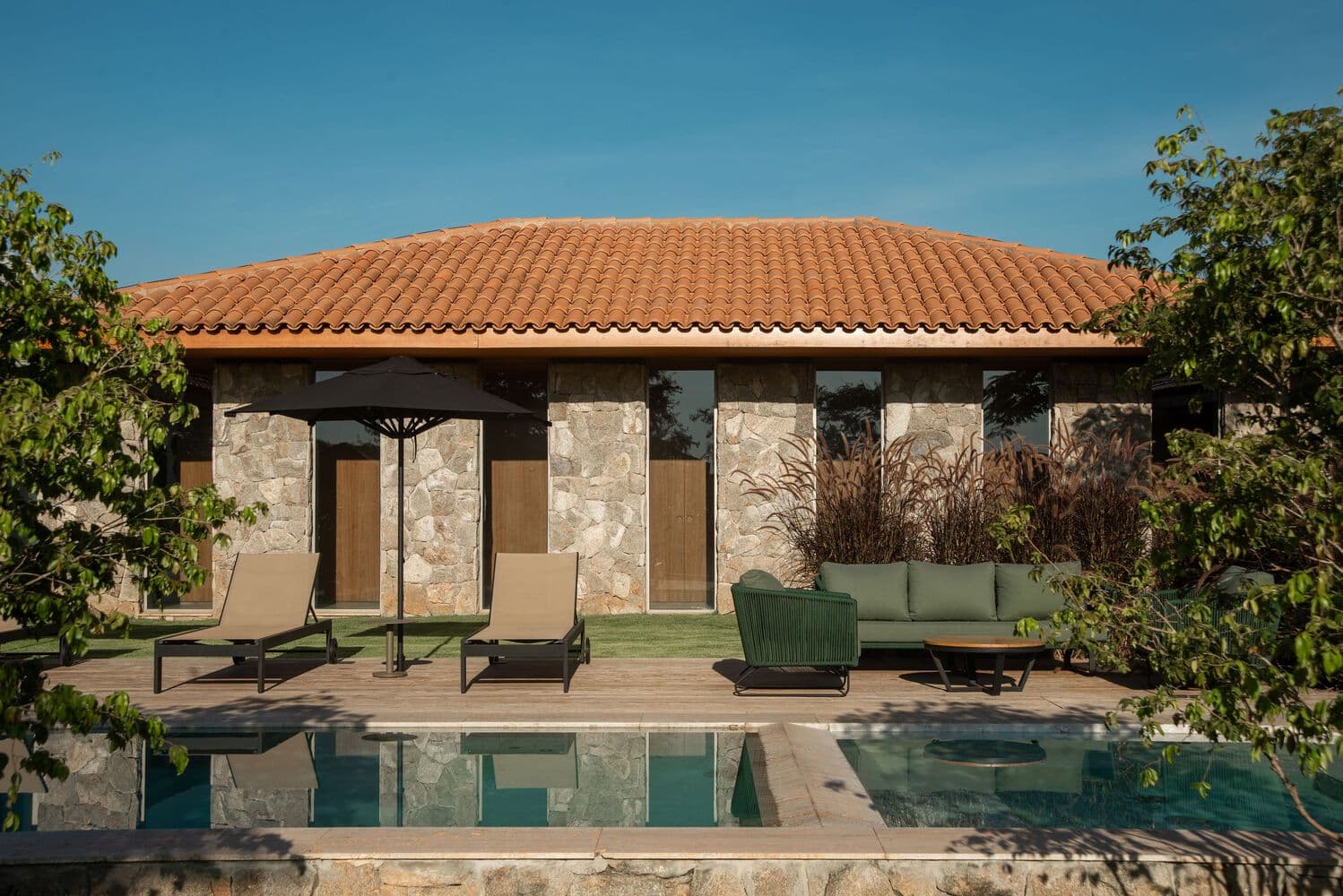 Casa de pedra com piscina e telhado cerâmico no Refúgio Pedra